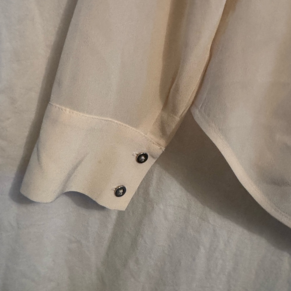 White House Black Market Cream Button Down Silk Shirt Beautiful like new - Picture 7 of 8